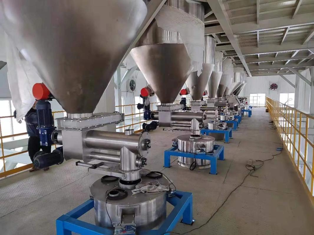 多倉配料秤上下層結(jié)構(gòu)與螺旋定量給料機在粉末自動配料中的應(yīng)用